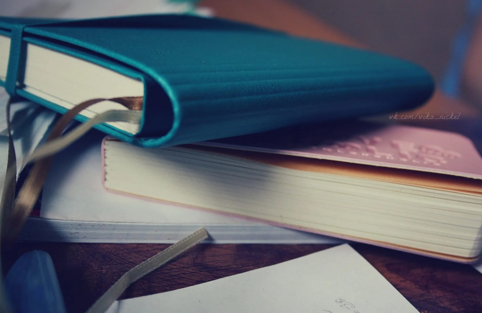 Книжки и тетрадки. Тетрадь книжка. Красивые тетрадки для школы. Книги тетрадки. Книги тетрадки.