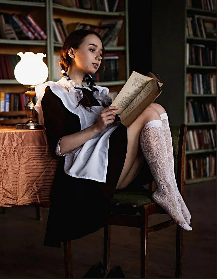 Девушка с книгой. Старшеклассниц с книгой.