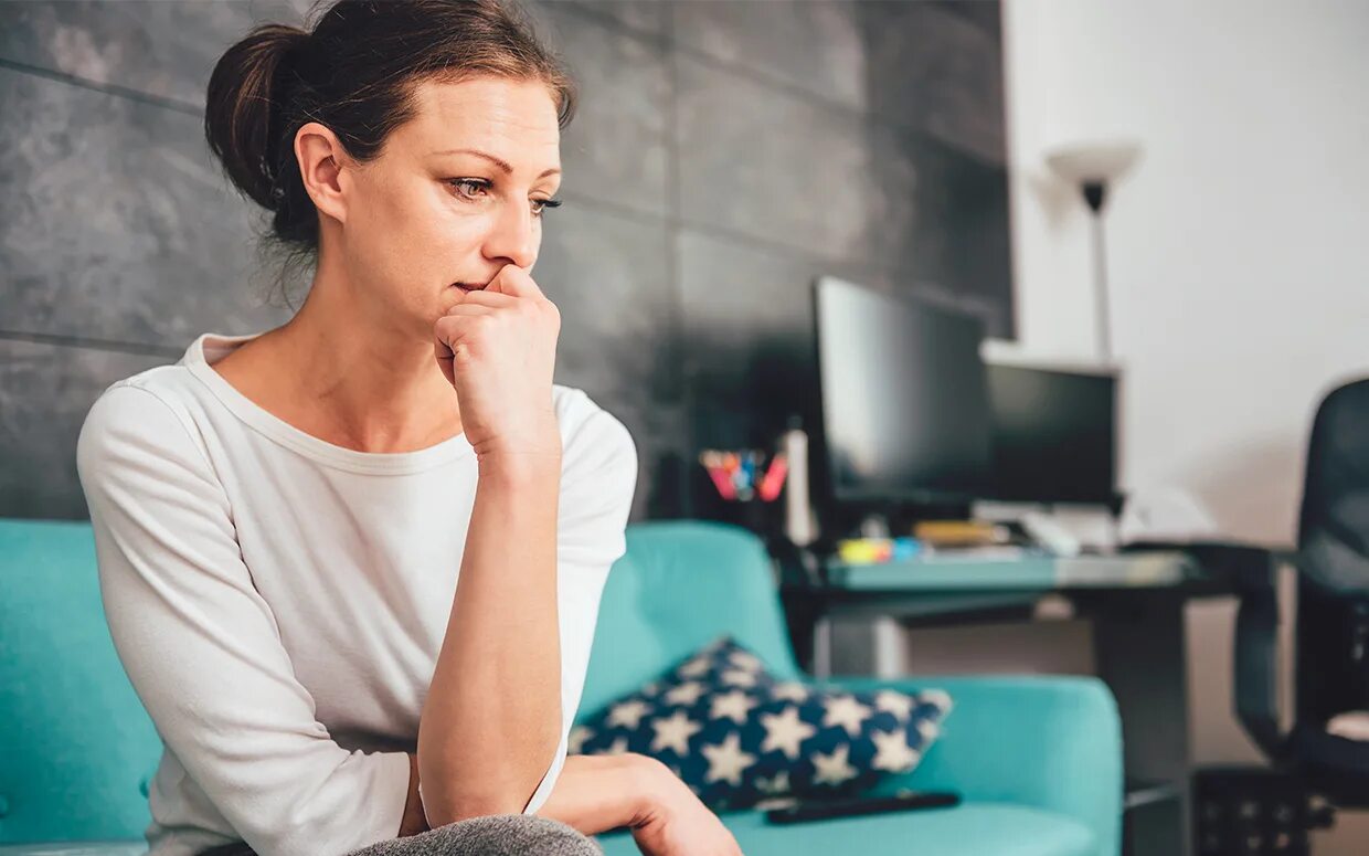 Человек в стрессе. Устал от всего. Женщина плачет возле стены. Усталый человек за компьютером. Женщина уставшая от жизни.