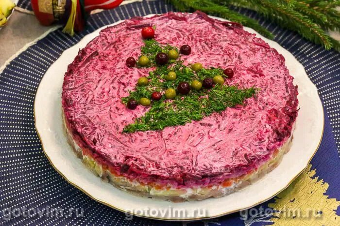 Консервы под шубой. Украшение шубы салат. скумбрия под шубой салат. украшение салата сельдь под шубой. украсить салат под шубой.