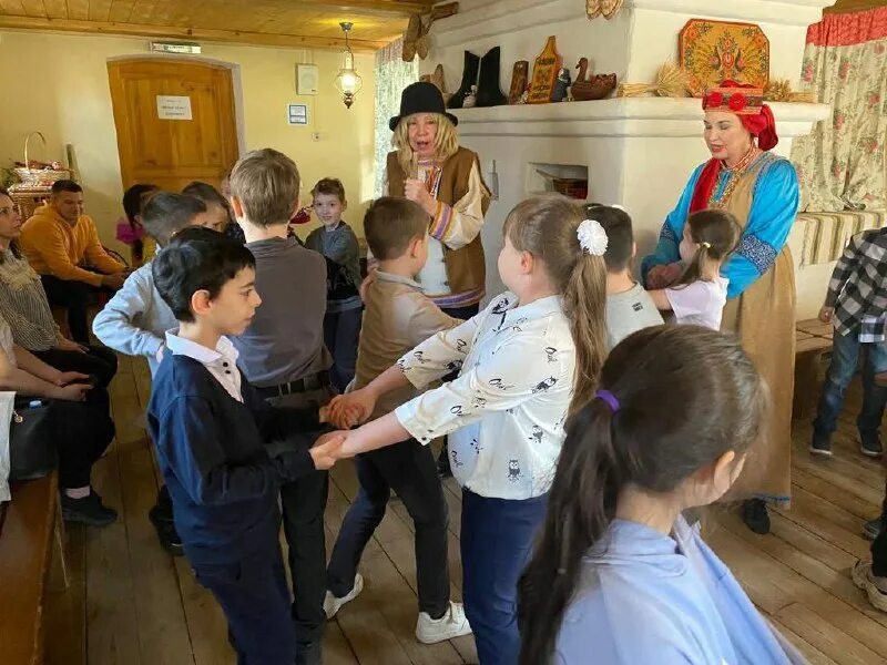 Коломенское туристы. Русское поле 2022 коломенское. Парк коломенское. Прогулка в коломенском парке. Коломенское учись уму разуму.