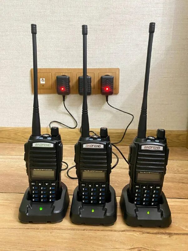 Baofeng uv-5r зарядка. заряжается рация. Baofeng uv-5r автомобильная зарядка. зарядка для рации kenwood. Uv-5r зарядка.