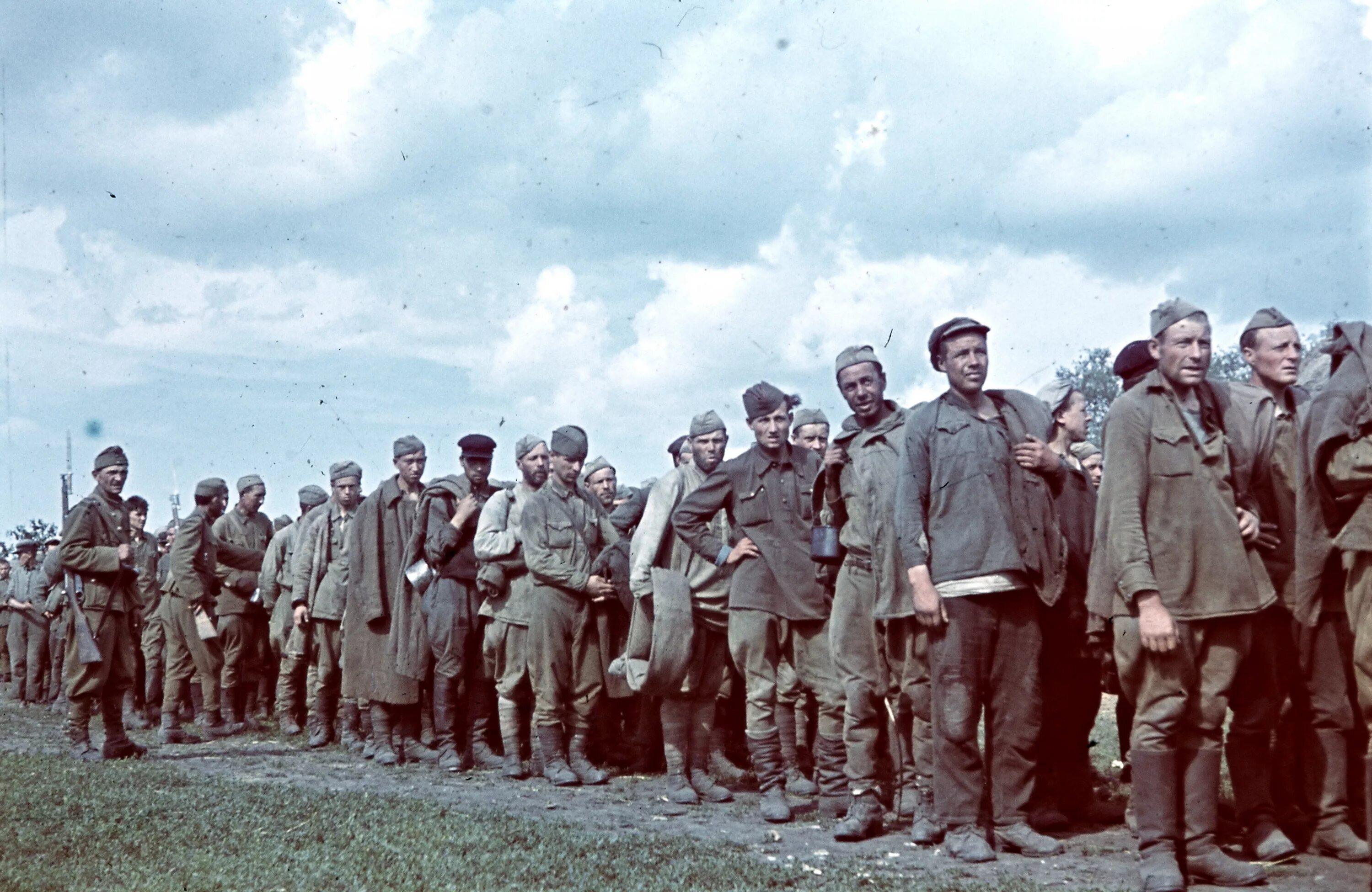 Украина во второй мировой. Советские военнопленные 1942. Пленные немецкие солдаты 1942. Пленные советские солдаты ВОВ. Лагерь советских военнопленных 1941.