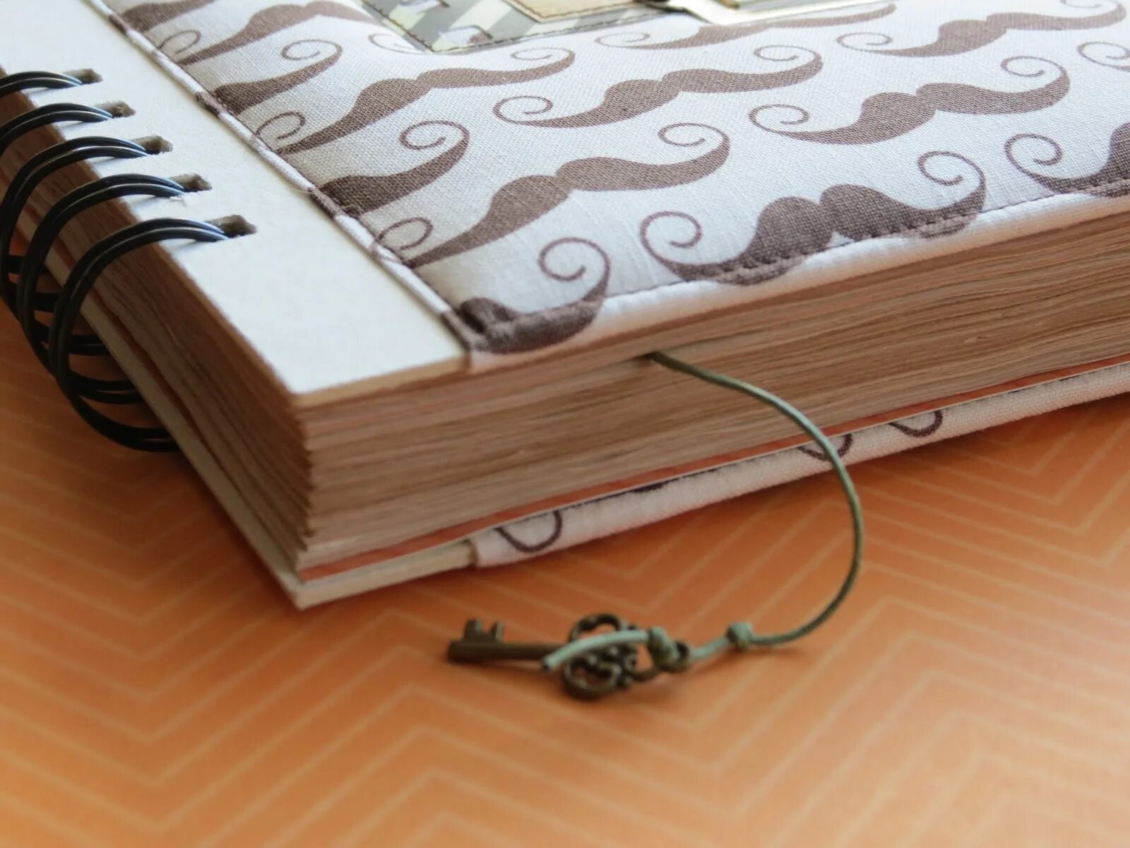 Блокнот своими руками из бумаги. Украсить блокнот своими руками для подарка. Красивый блокнот для девушки. Ежедневники в мягкой обложке. Блокнот своими руками.