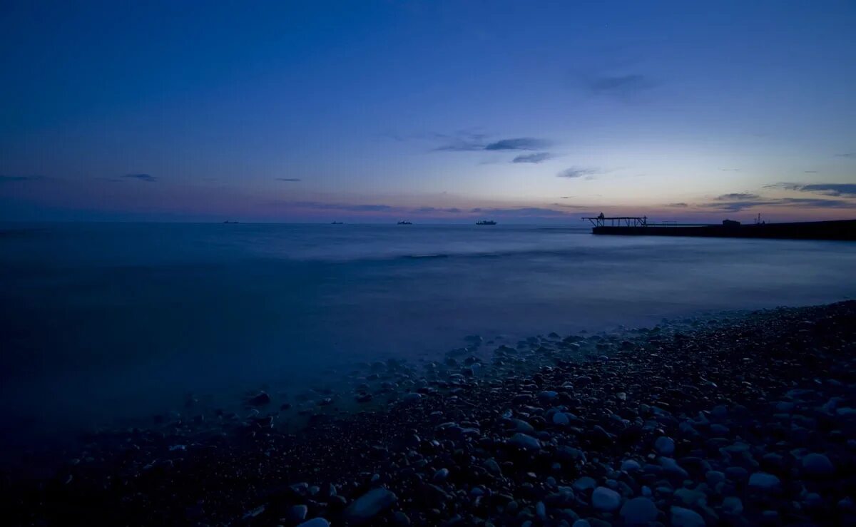 Набережная сочи ночью. Сочи адлер море. Ночное море сочи. Лазаревское море. Ночное море сочи.