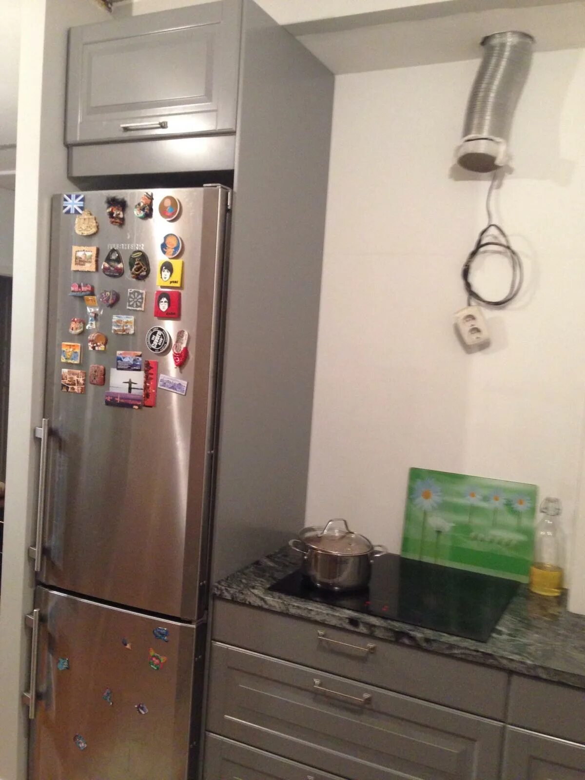Кухня икеа встроенный холодильник. Кухонный шкаф над холодильником. Холодильник в шкафу в кухне. Кухня с отдельностоящим холодильником. Холодильник можно к стене