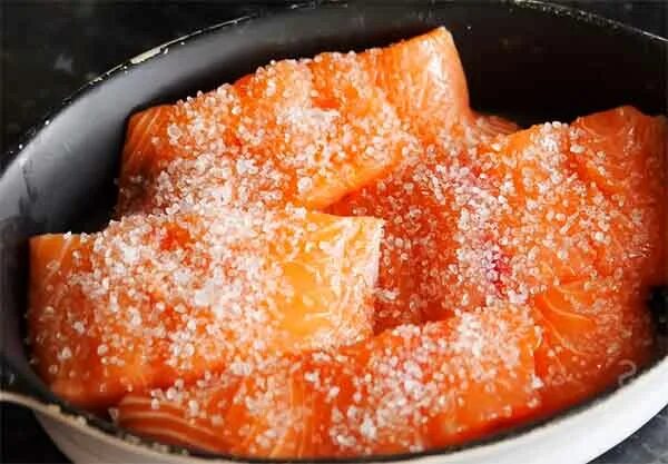 Засолка кеты домашним способом. Бочковая кета. посолить кету кусочками. быстрый посол кеты кусочками. как посолить кету кусочками.