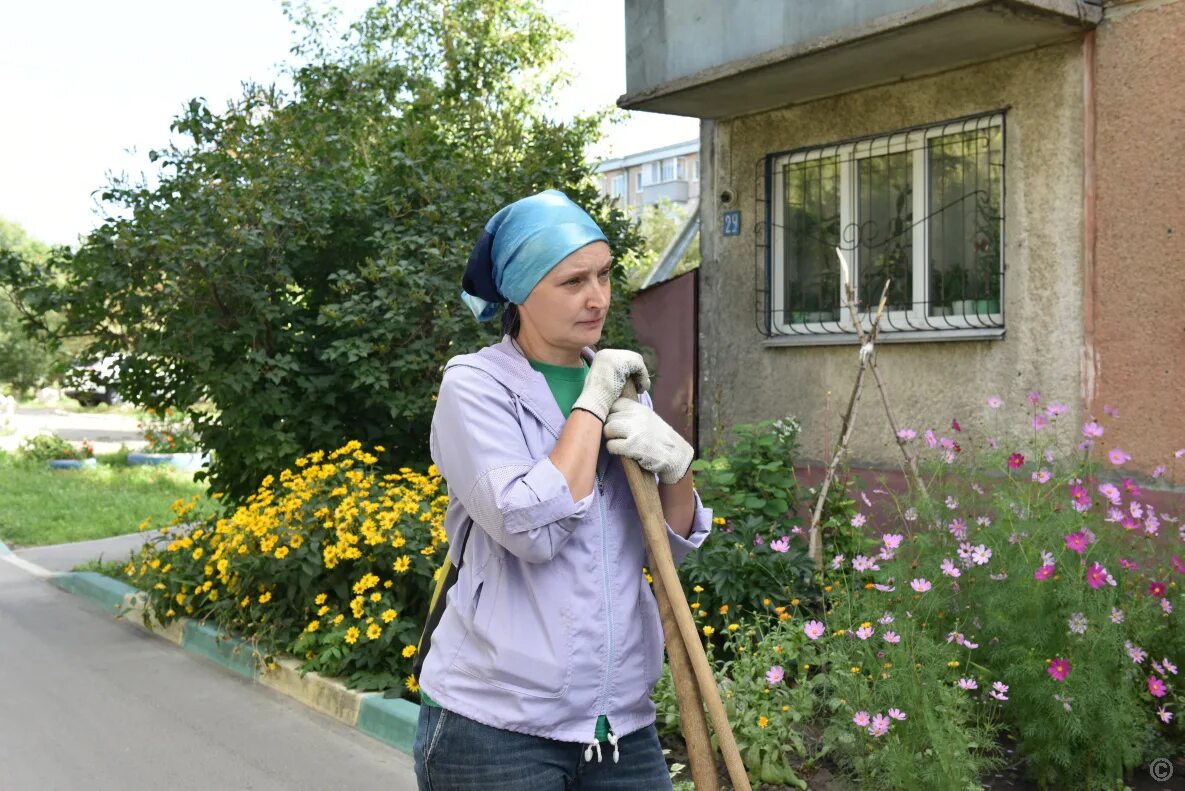 Работник дворник. Женщина дворник. Дворник. Свежие вакансии барнаула дворником. Дети убирают снег у пенсионеров.