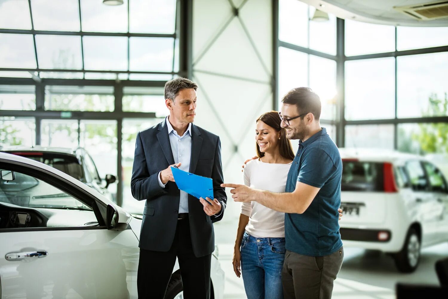 Автокредит. Продавец автомобилей. Владение автомобилем. Консультации автомобиля Сток.