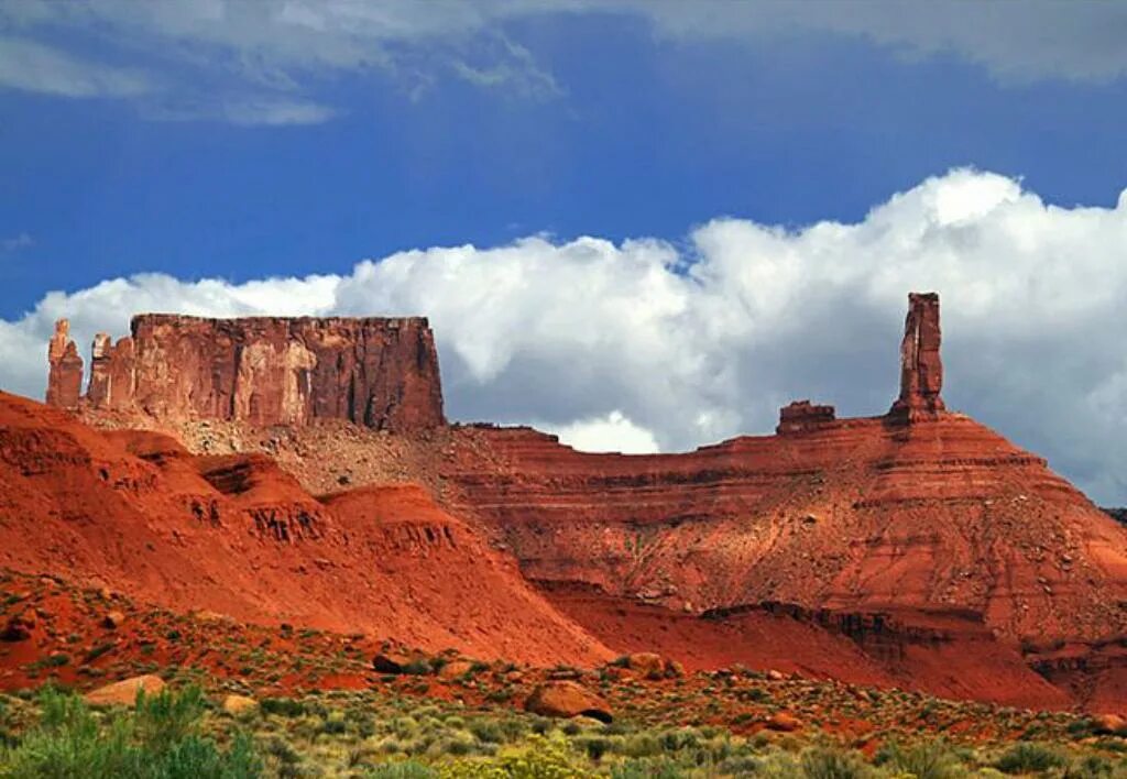 Unique landmarks. Долина Касл-Вэлли. Долина замков Колорадо. Южная Юта. Скала-замок Castle Rock Долина монументов.