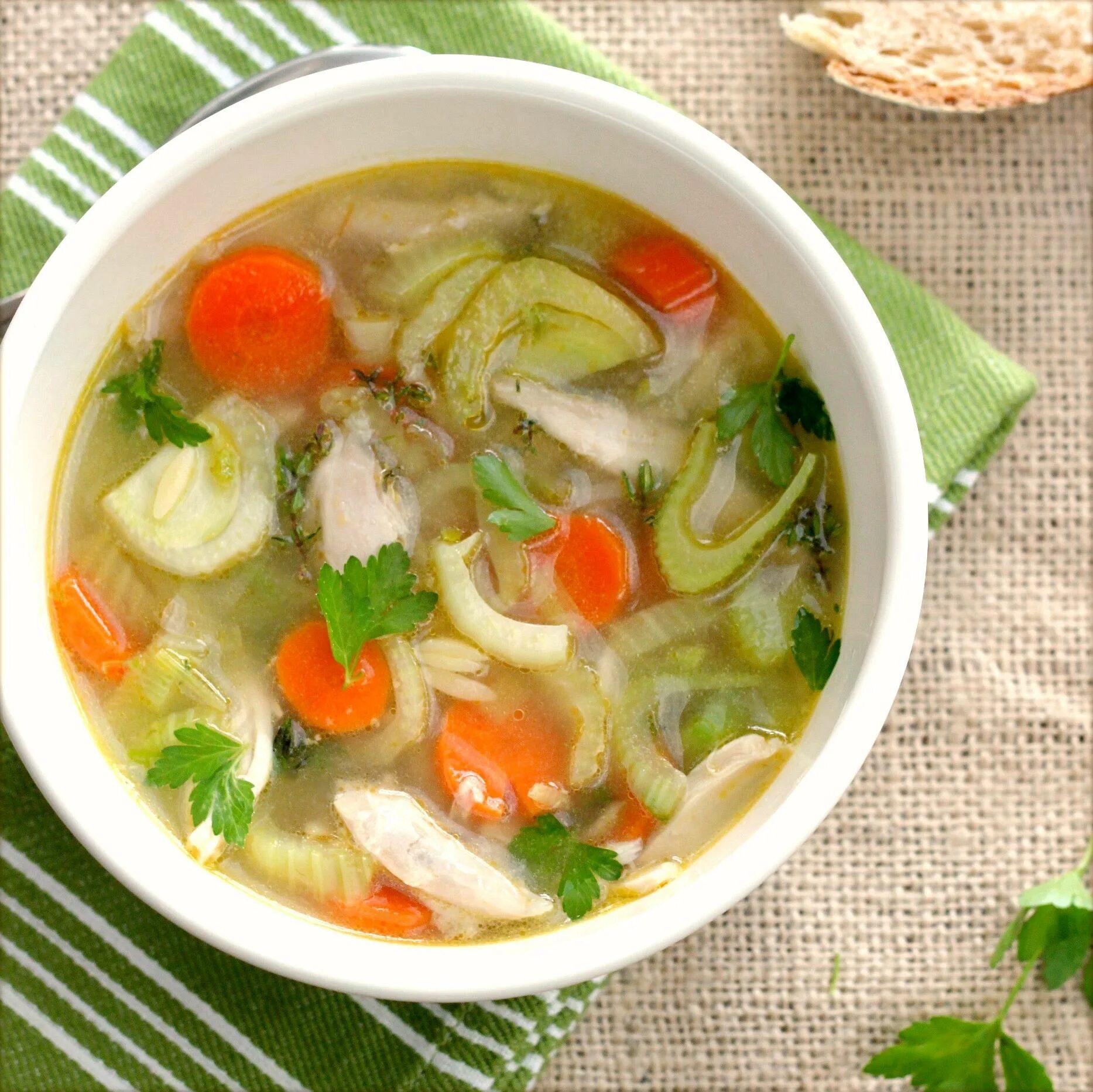 Суп из бедрышек. Суп консоме овощной. Овощной суп Геншин. Овощной суп с курицей. Куриный суп с овощами.