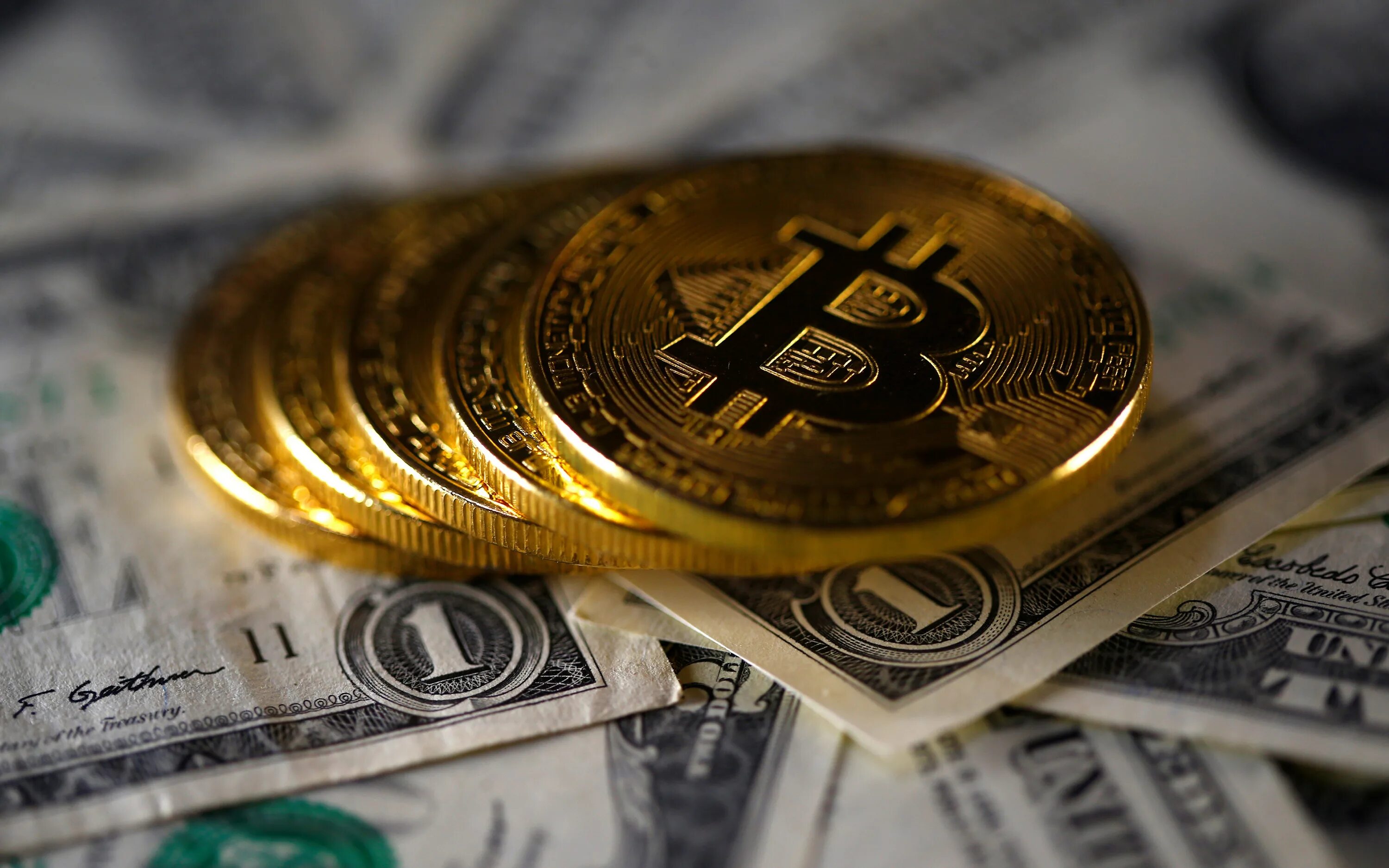 Электронные деньги биткоин. Биткоин. денежный фон. цифровые деньги.