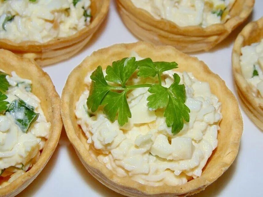 Тарталетки с сыром и помидорами. Тарталетки с сыром и ананасами. Тарталетки с начинкой с чесноком сыром. Тарталетки с черри. Тарталетки с сыром и чесноком и яйцом.