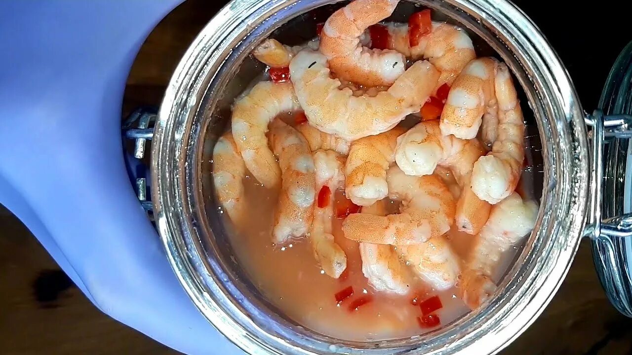 Маринованные креветки по-корейски. Маринад для креветок на сковороде. Креветки в маринаде. Креветки королевские жареные с чесноком. Как замариновать креветки для жарки.