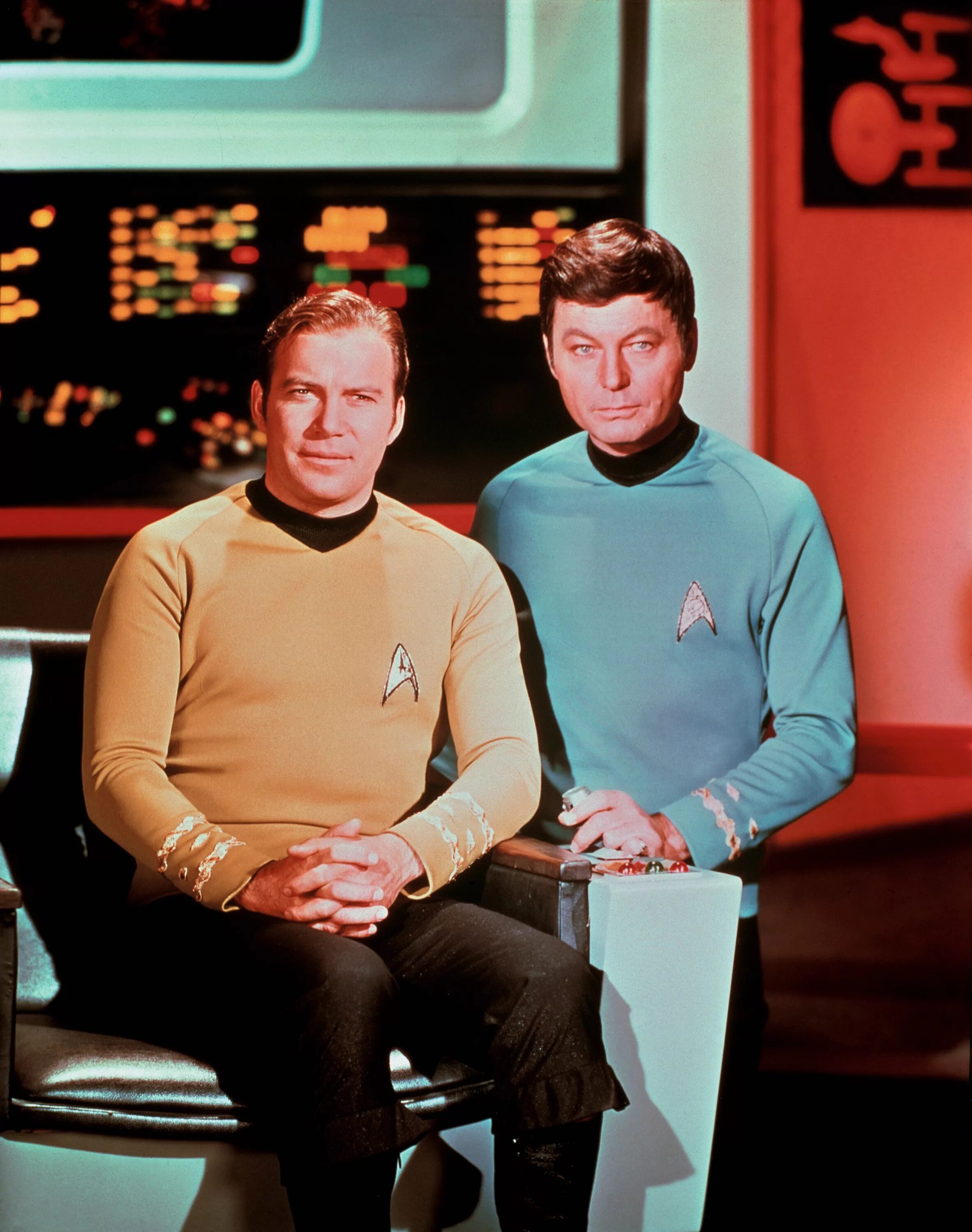 Star trek original. Star Trek Original Series. Star Trek TOS. Джордж Кирк Стартрек. Капитан Кирк и Маккой.
