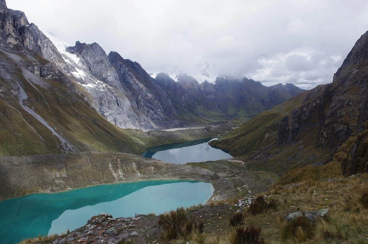 Какие реки берут начало в андах. Кордильера Уайуаш Перу. Cordillera Huayhuash. Озеро в Кордильерах. Горные озера в перуанских Андах.