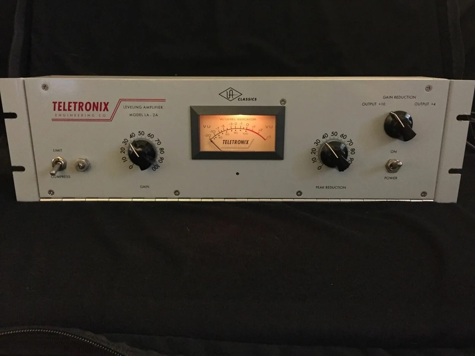 Teletronix la-2a. Universal Audio la-2a Classic. La 2a Compressor. Universal Audio Volt 2. Audio volt 2