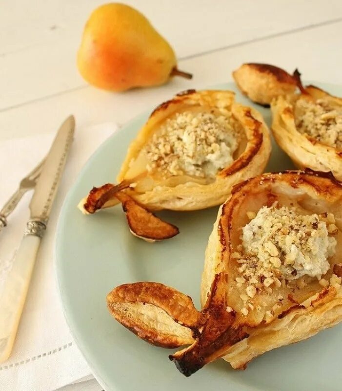 Груша в слойке. Горячий десерт. Груша в слоеном тесте запеченные. Груша в тесте. Груша в тесте запеченная в духовке.