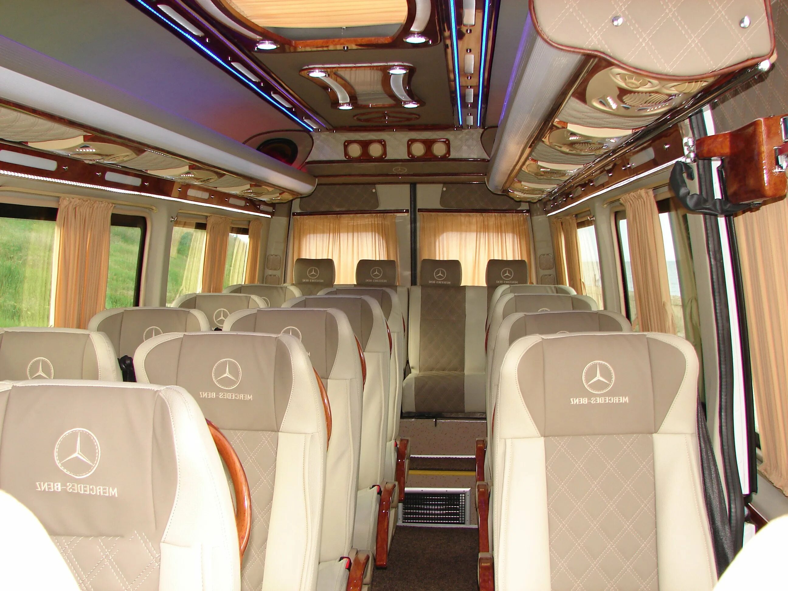 Микроавтобусы мерседес салон. Mercedes-benz sprinter пассажирский салон. mercedes benz sprinter 2025 салон. мерседес спринтер пассажирский люкс. мерседес спринтер пассажирский вип.