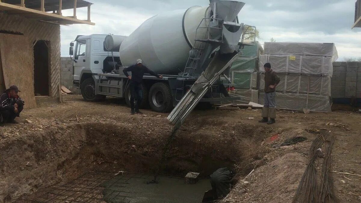 Бетон выгрузка м300 миксер. Миксер выгружает бетон. Желоб для миксера бетона. Миксер для бетона. Бадья для бетона промышленник бн 1,0 м3 c лотком.