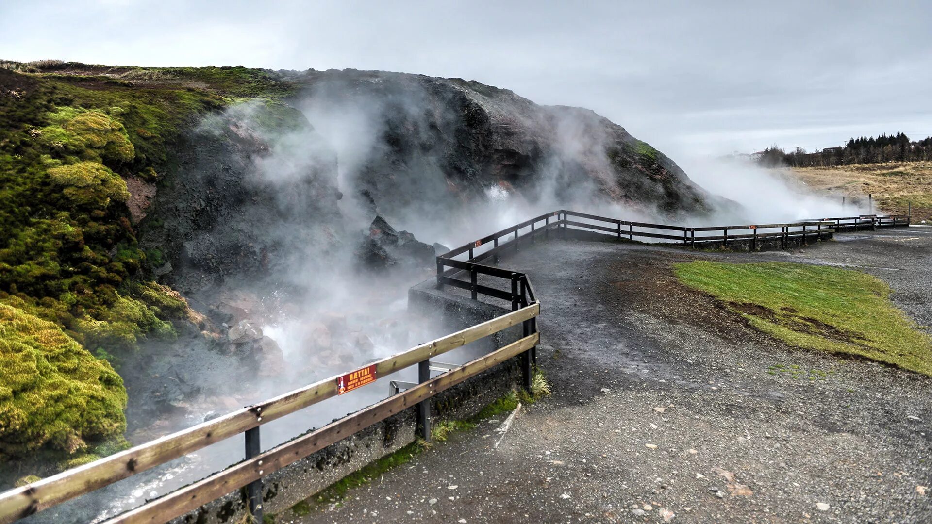 Самое мощное теплое. Дейльдартунгюквер Исландия. Геотермальные источники Исландии. Геотермальная станция в Исландии. Геотермальная энергия в Исландии.