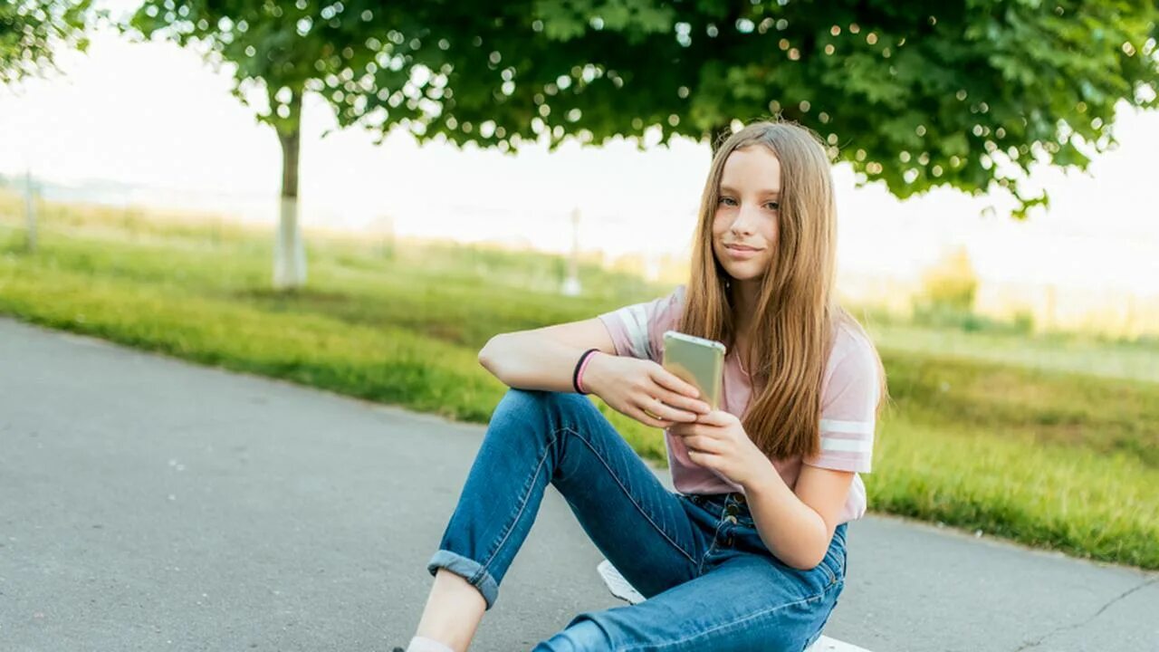 Teen 10 yo forum. Девушки подростки. Девушка подросток сидит. Девушки подростки в джинсах. Красивые девочки подростки в джинсах.