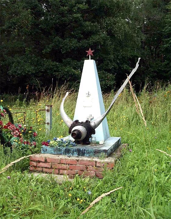 Могилы летчиков. Могила лётчика кладбище села Быковка Яковлевский район. Камень с пропеллером памятник. Могила пропеллер. Могилы иностранных летчиков