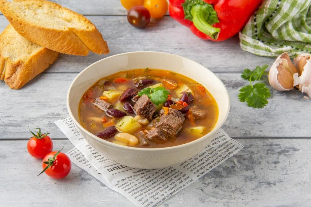 Классический фасолевый суп с мясом. Фасолевый суп с квашеной капустой. сербский фасолевый суп. фасолевый суп с мясом и квашеной капустой. фуд фэнтези фасолевый суп.
