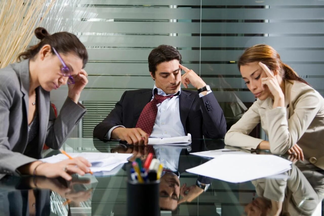 кризисы на работе. кризисы на работе. споры и дискуссии. человек в стрессе. проблемы в бизнесе.