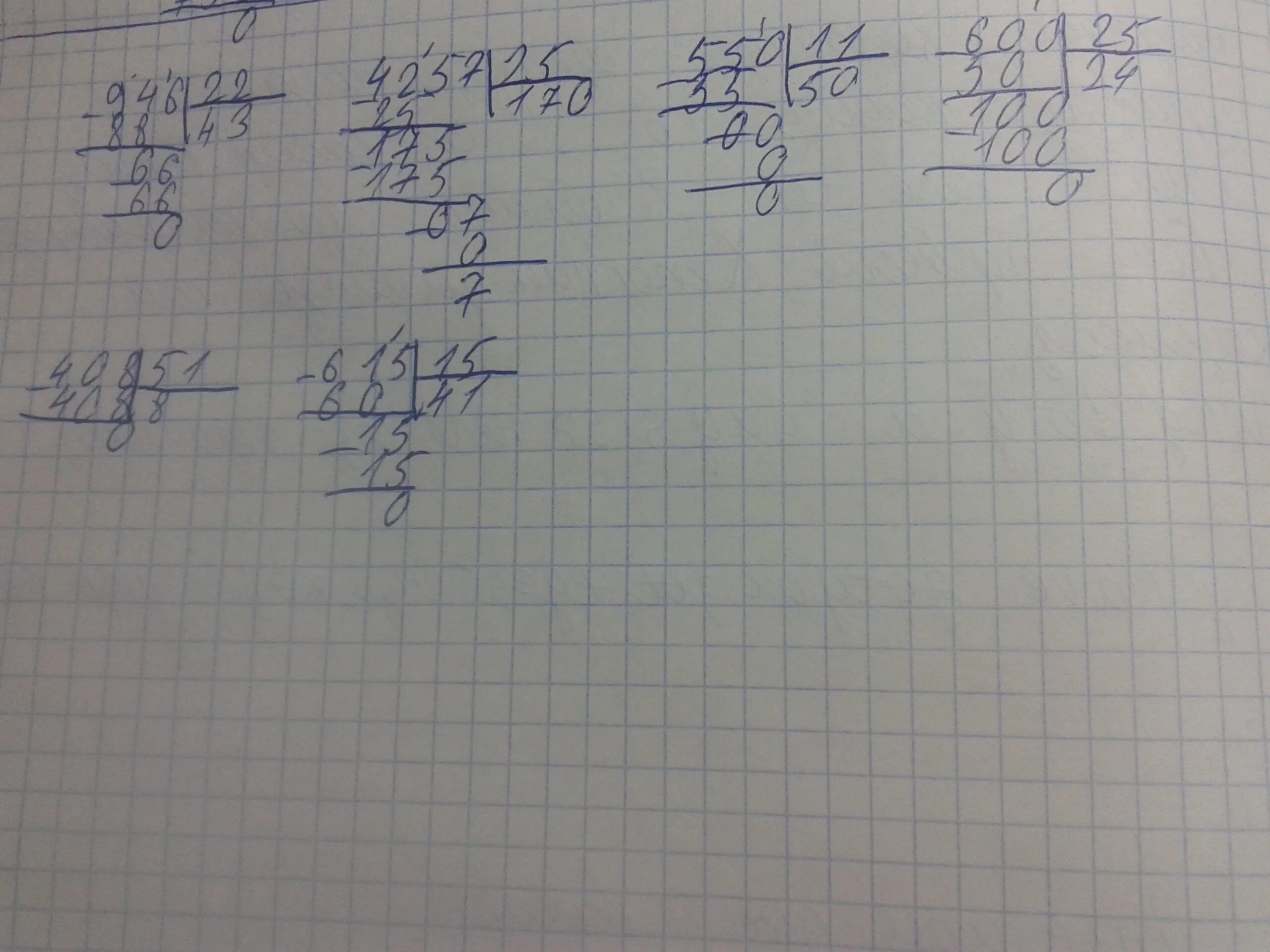 87 разделить на 4. 946 разделить на 22 в столбик. деление столбиком 600 25. 408 51 столбиком. 600 15 столбиком.