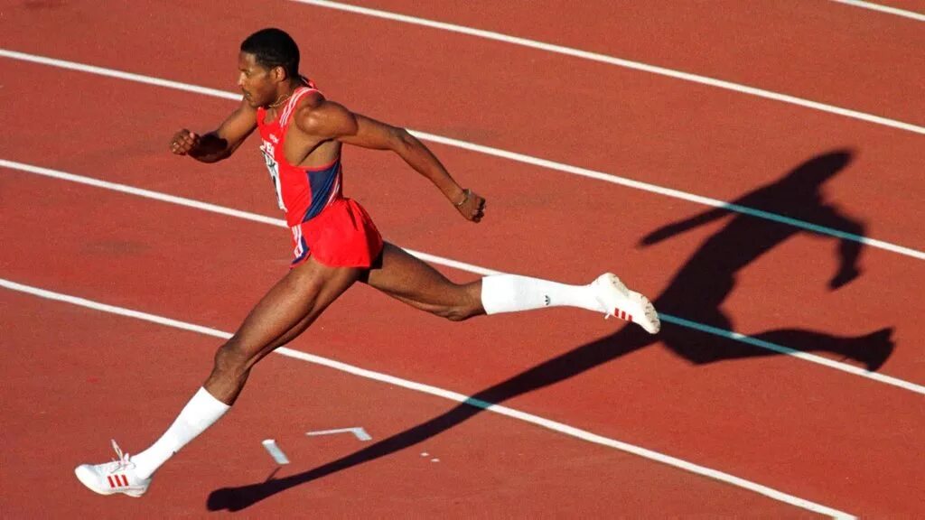 Какой мировой прыжок в длину. Хавьер Сотомайор. Хавьер Сотомайор 2.45. Сотомайор Хавьер мировой рекорд. Хавьер Сотомайор легкая атлетика.