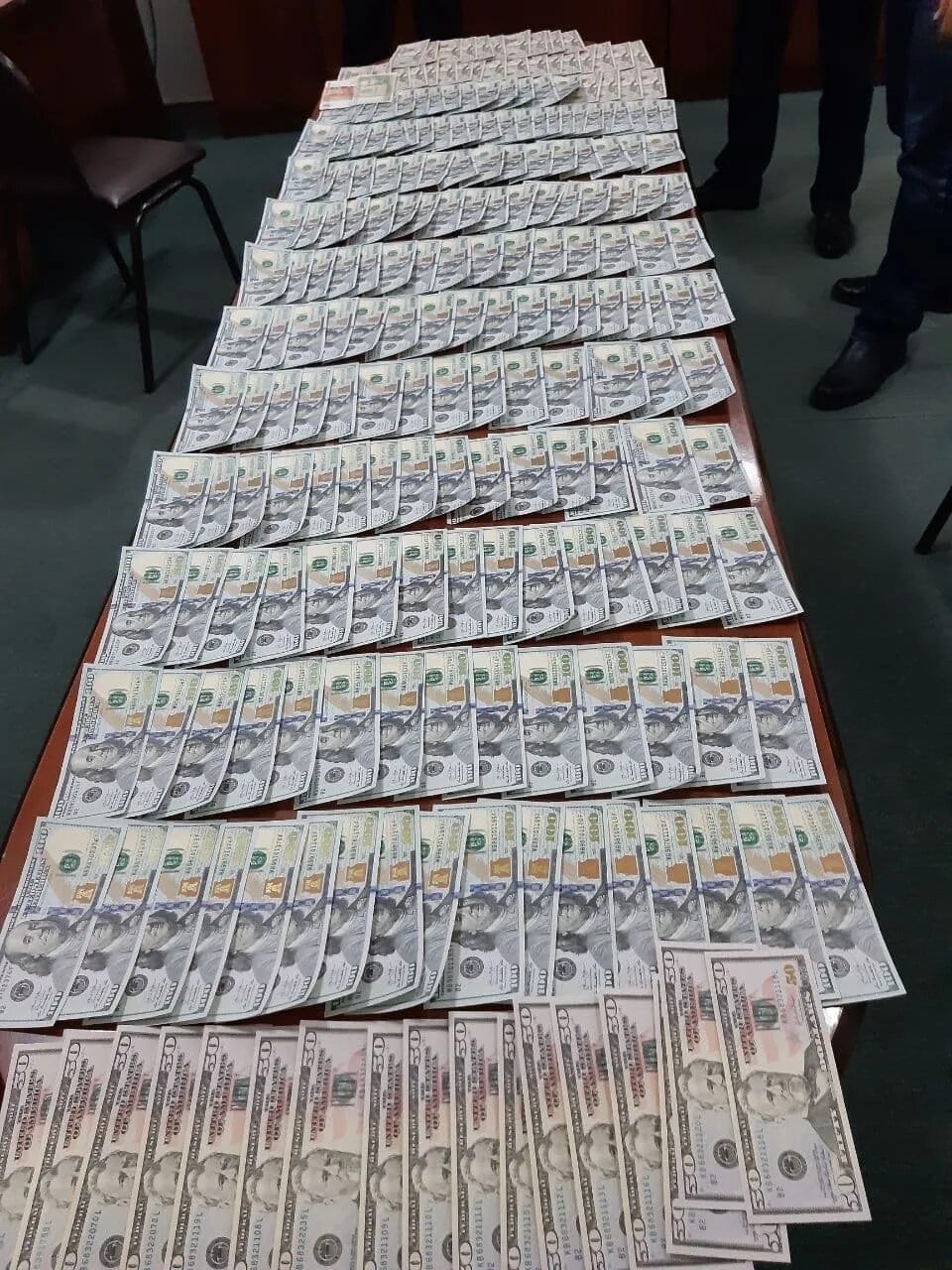 400 долларов сегодня. 400 долларов. фальшивка доллар.