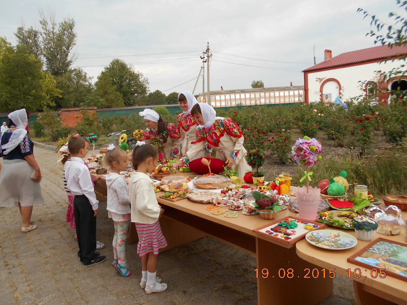 Мероприятие к спасу. Украшения на яблочный спас. Поделки на яблочный спас. Яблочный спас фестиваль. Яблочный спас оформление праздника.