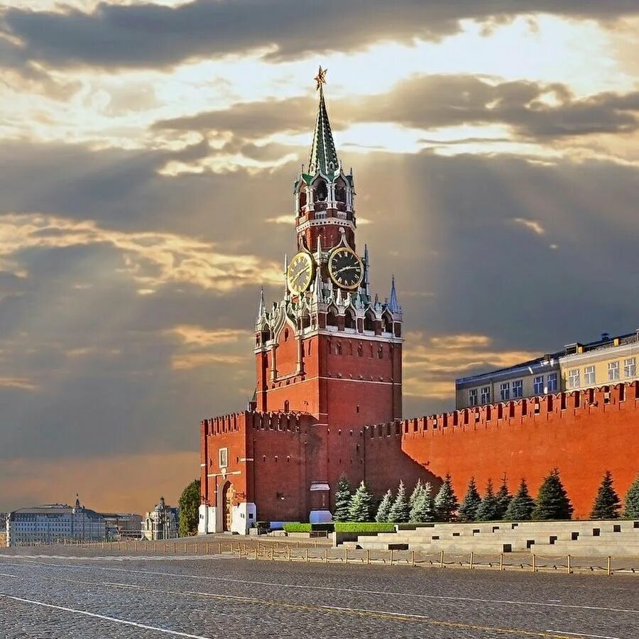 Стоит кремль. Историко-культурный музей-заповедник «московский кремль. Стоит кремль. Кремлевский ансамбль в москве. Башни московского кремля спасская башня.