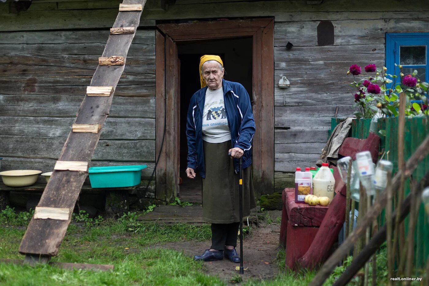 Деревенская бабушка. Бабка из деревни. Пенсионеры в деревне. Старушки в глухой деревне. Для отопления дома бабушка решила