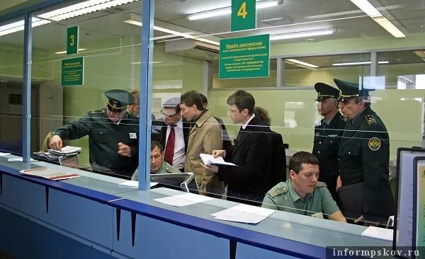 Таможенник профессия. Таможенники и контрабандисты. Работник таможни. Сотрудники таможенных органов. Таможенный инспектор.