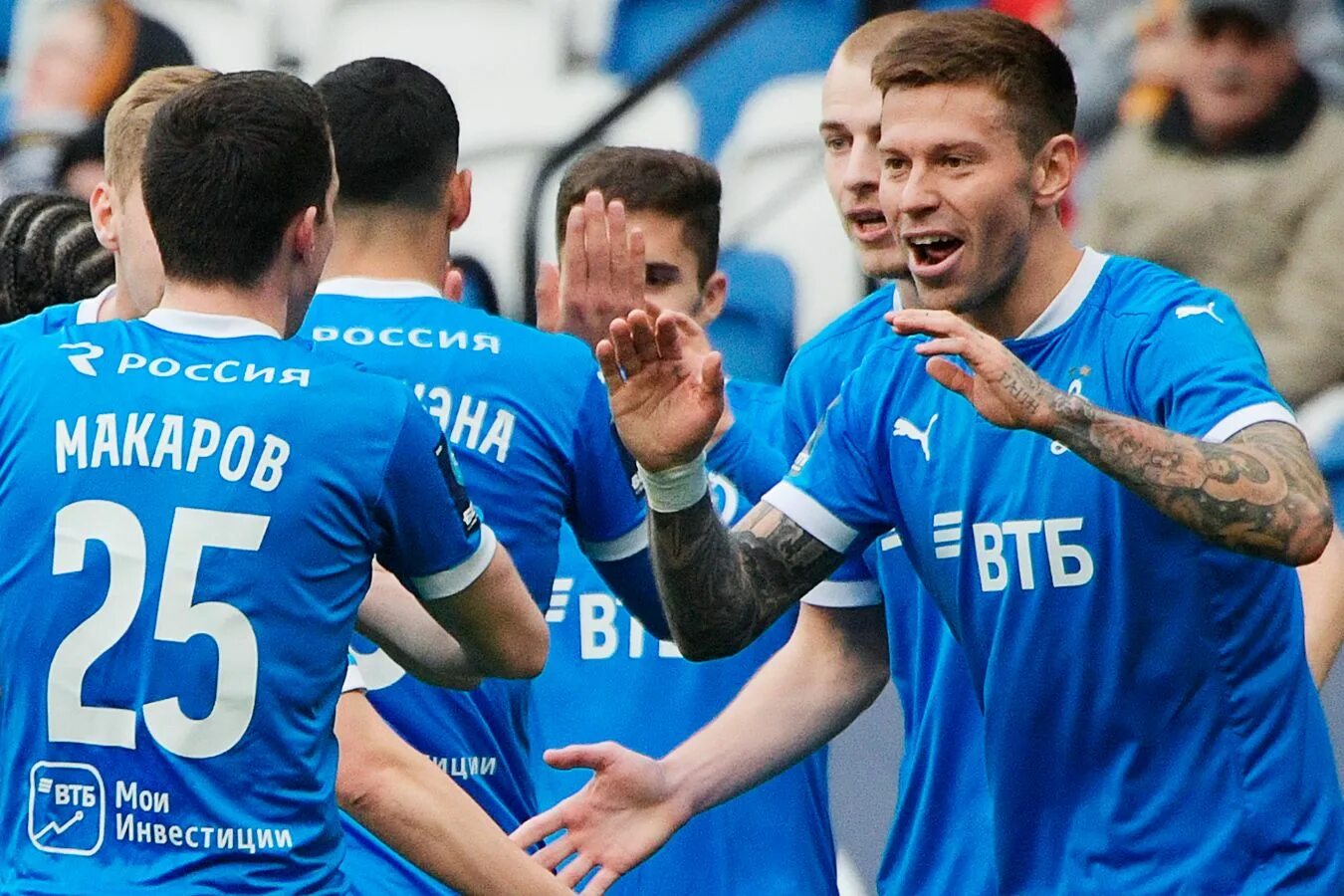 Матч футбол динамо. Динамо - ахмат 2022. Матч динамо 25 мая. Ивлев на матче динамо. Футболисты.