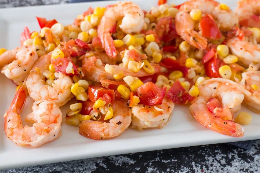 Салат огурцы помидоры ветчина кукуруза креветки. Салат с креветками кукурузой и огурцом. Креветки с кукурузой. Кукуруза с морепродуктами. Крабовый салат с креветками.