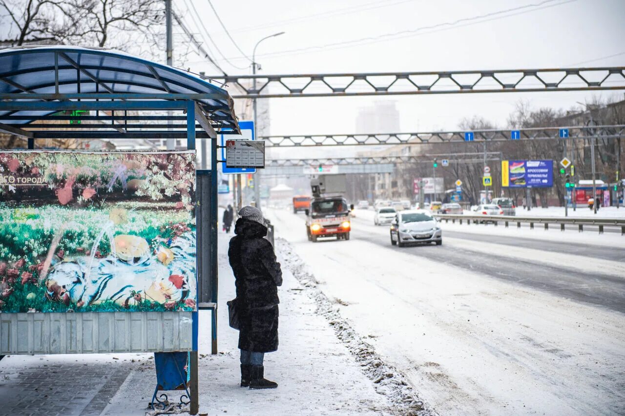 Ост хабаровск. Автобусные остановки в Хабаровске. Автобусная остановка зимой Хабаровск. Автобус на остановке Хабаровск. Грязная остановка.