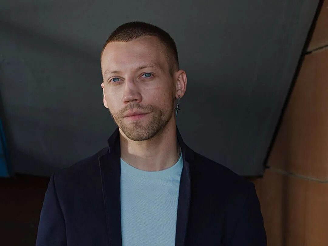 Актер играющий сашу. Сергей годин лысый. Александр петров 2022. Дэниел рэдклифф. Александр петров.