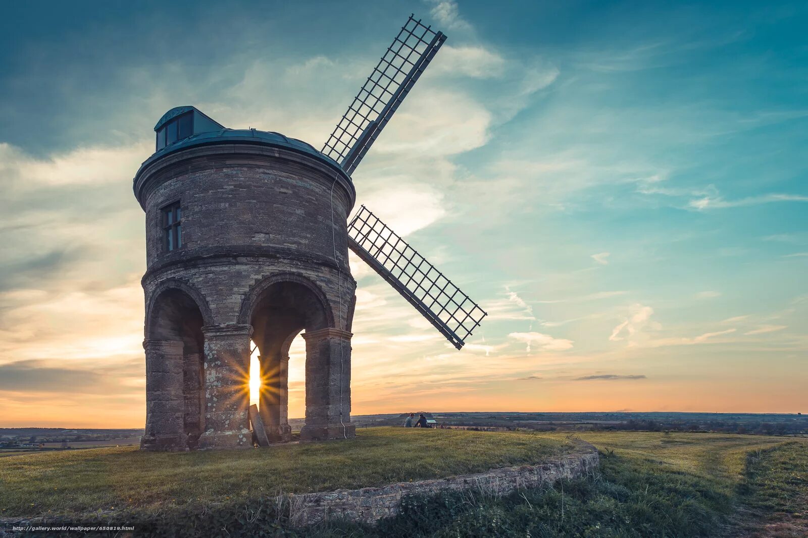 Мельница на английском. Ветряная мельница Франция. Броудс Англия ветряная мельница. Мачтовая ветряная мельница Британия. Мельница 17 век Франция.