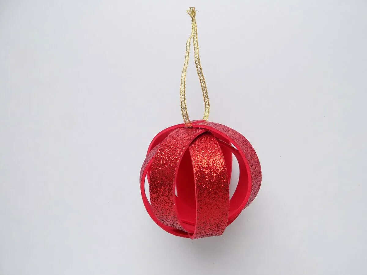 Завязывание узелка на нитке. Узелок на нитке. Необычные елочные игрушки. Металлические шарики на нитках. Браслет из ниток.