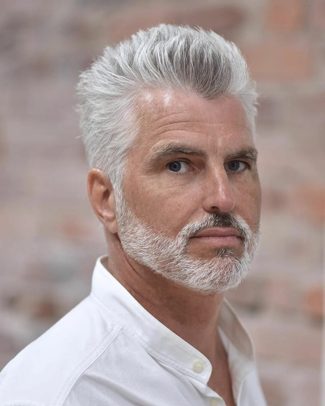 The Modern Man’s Guide To Going Grey Gracefully FashionBeans Grey hair men, Olde