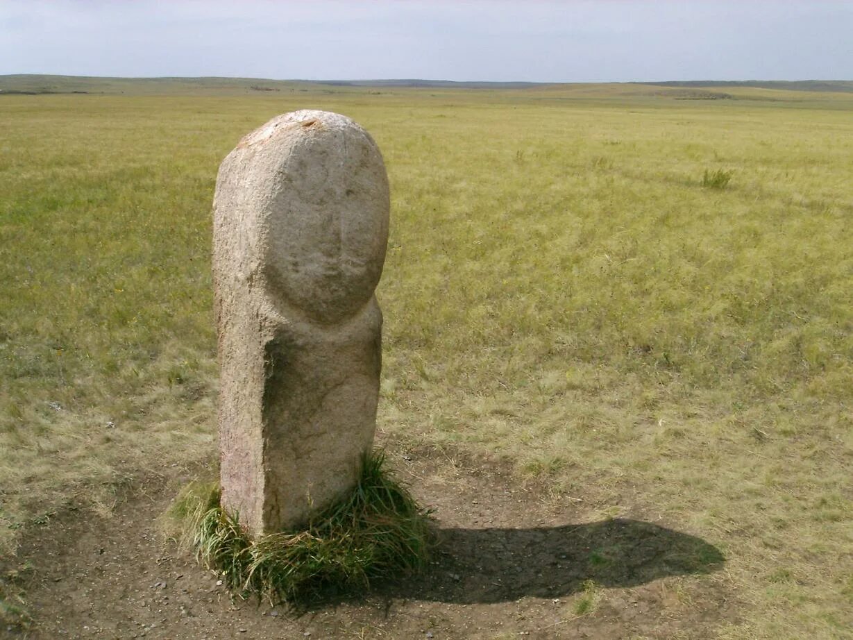 Камень вечной любви. Древние каменные идолы Аркаим. Каменная баба Аркаим. Камни Аркаима.