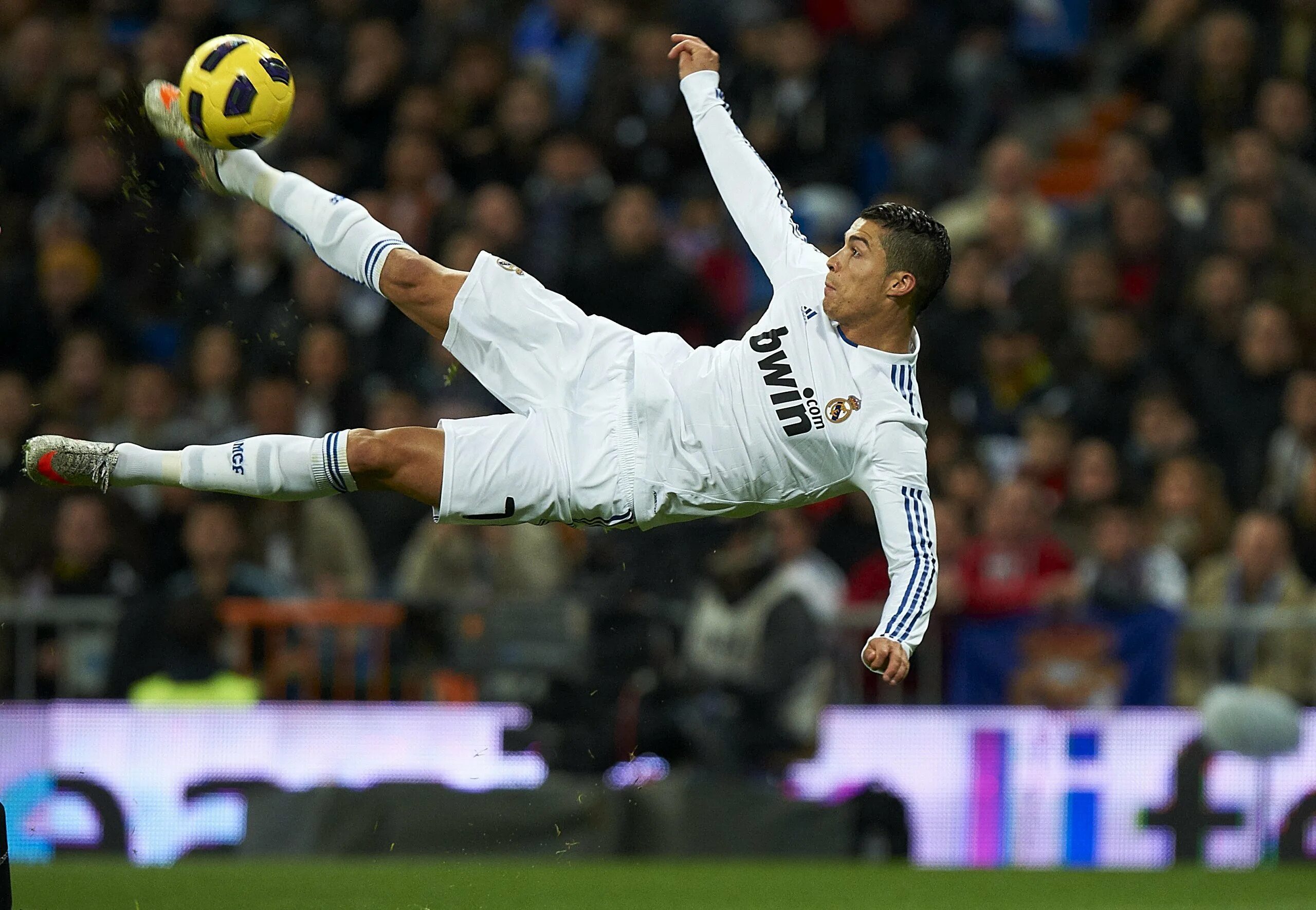 Удар через себя в футболе. Криштиану Роналду удар через себя. Cristiano Ronaldo через себя. Игроки Реал Мадрид с Роналдо. Cristiano Ronaldo real Madrid 2010.