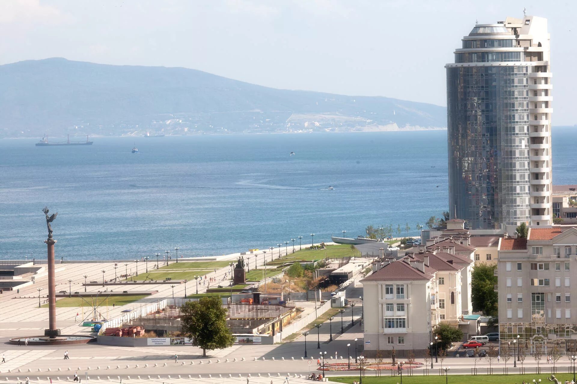 Сайт новороссийск краснодарский край. Море Новороссийск Novorossiysk достопримечательности. Новороссийск набережная Адмирала Серебрякова. Новороссийск центр города. Центральная набережная Новороссийска.