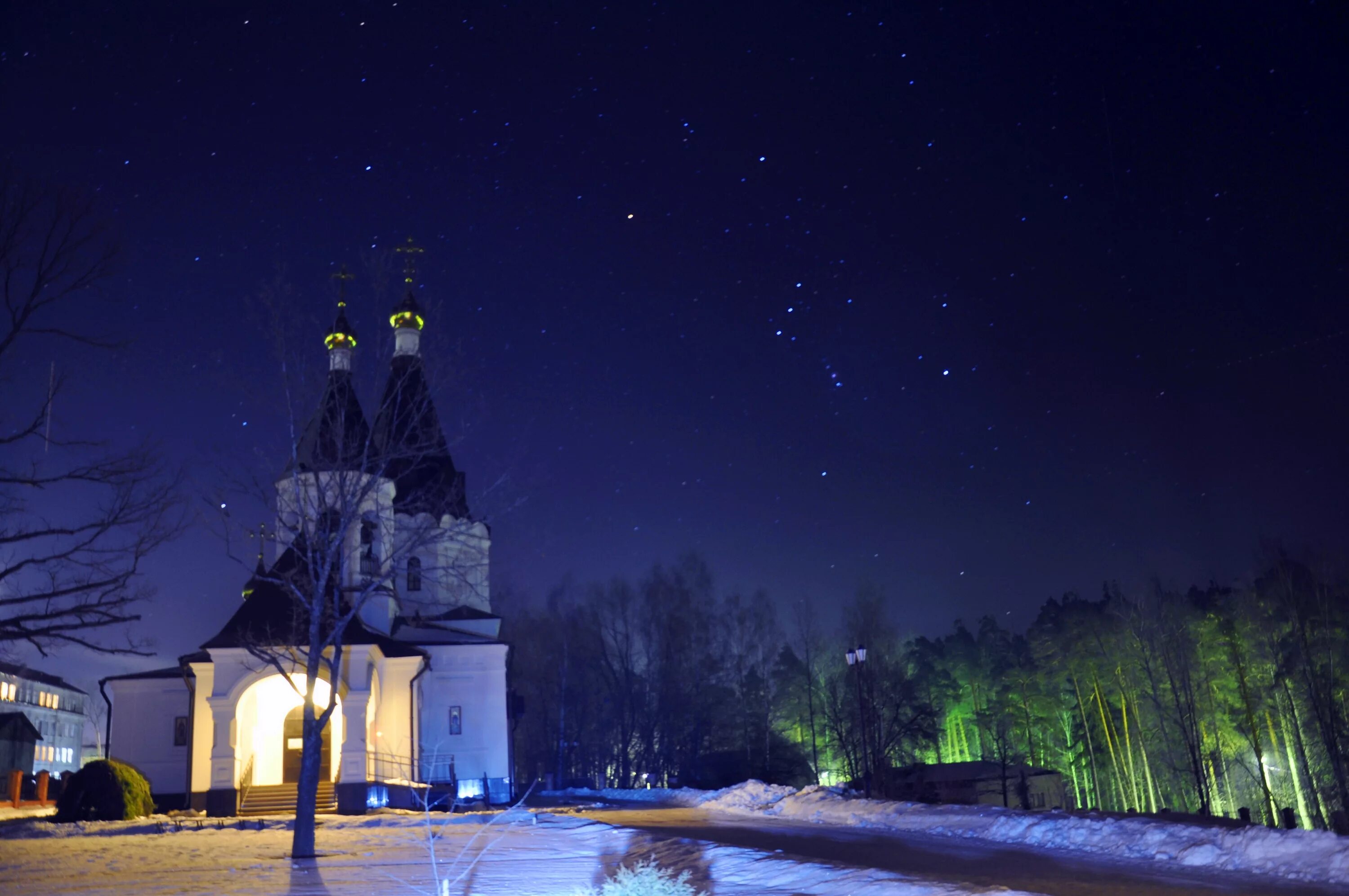 Валдай храм ночью. Храм в Останкино зима ночь. Храм зимним вечером.