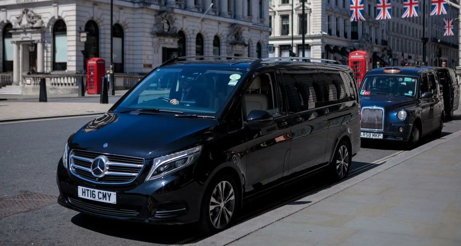 Mercedes benz v class. Водитель v класс. Бизнесмен в машине. Mercedes-benz vito 2020 tuning. Mercedes benz e class w213 interior.