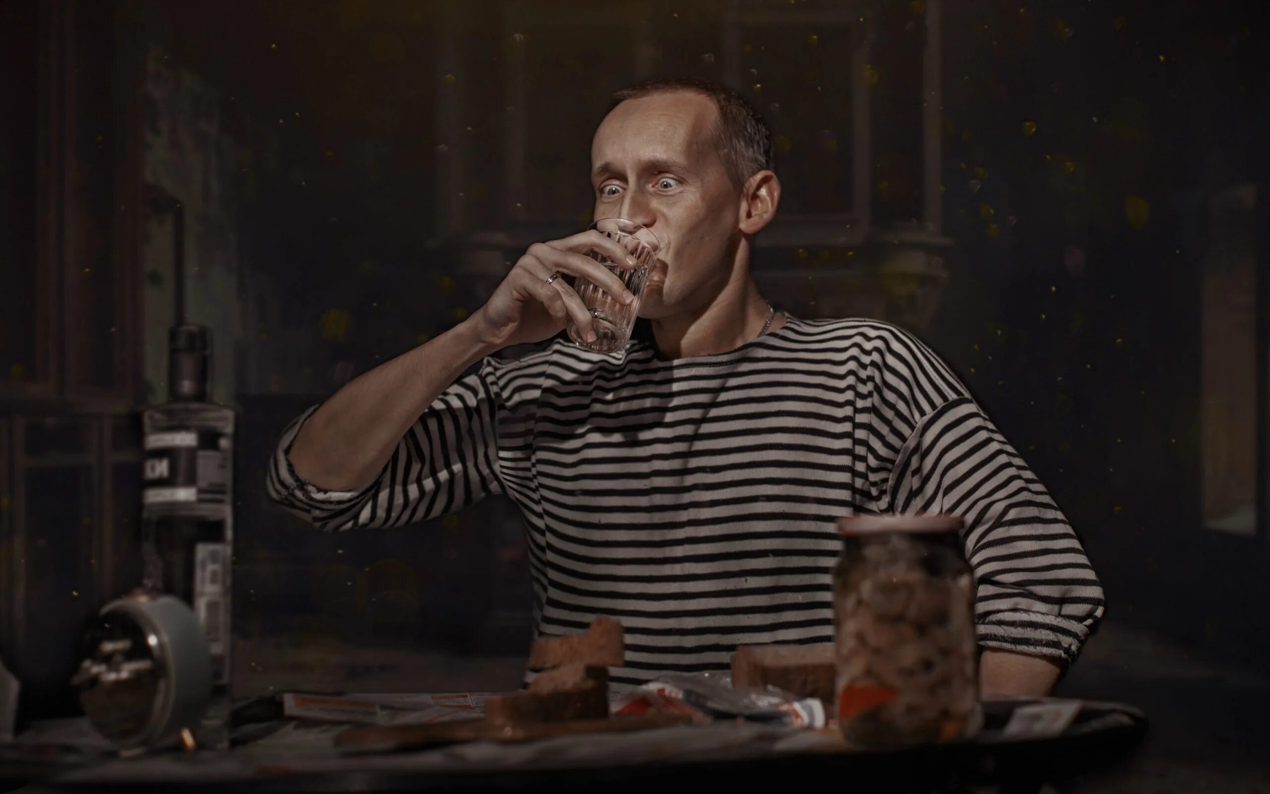 Мужик со стаканом. Мужик в тельняшке. мужчина с рюмкой за столом. мужчина с водкой. мужчина с рюмкой водки.