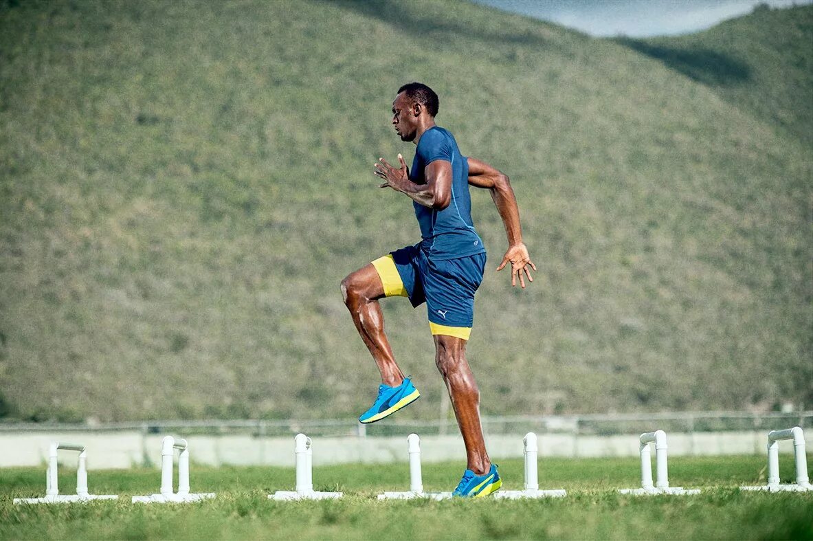 Тренировка легкоатлетов. Спортсмены в движении. Упражнение спринт на месте. Легкая атлетика спринтерский бег старт. Занимается спринтерским бегом к концу тренировки.